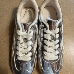 New with tags Madden girl Silver and White Sneakers Youth 7=women8-8.5.
